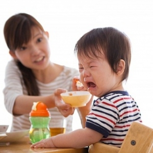 Khi trẻ biếng ăn, các mẹ làm gì ? 
